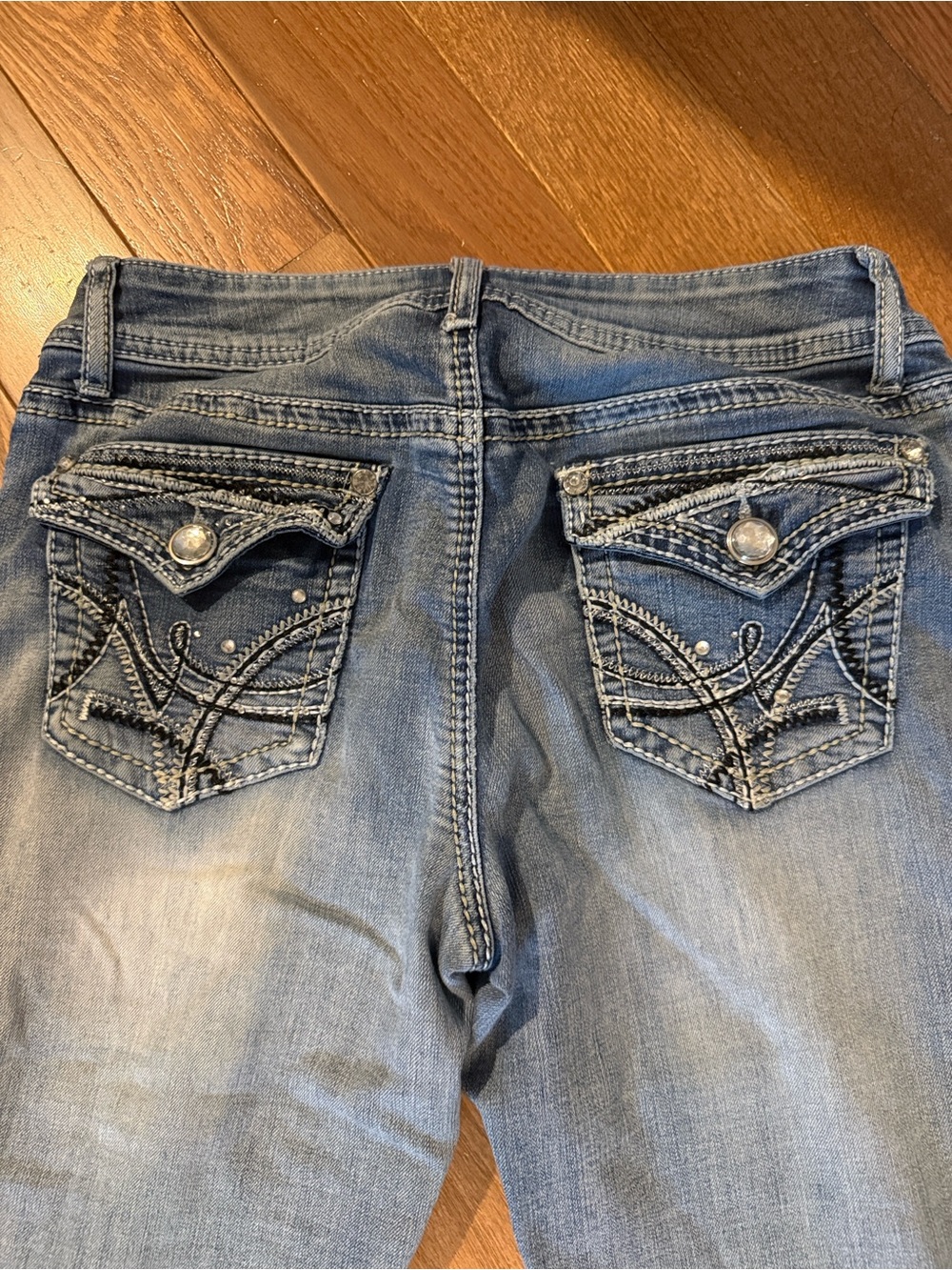 2 pairs Apt. 9 Women's Embellished Back-Pocket Blue Denim Jeans - Picture 4 of 8